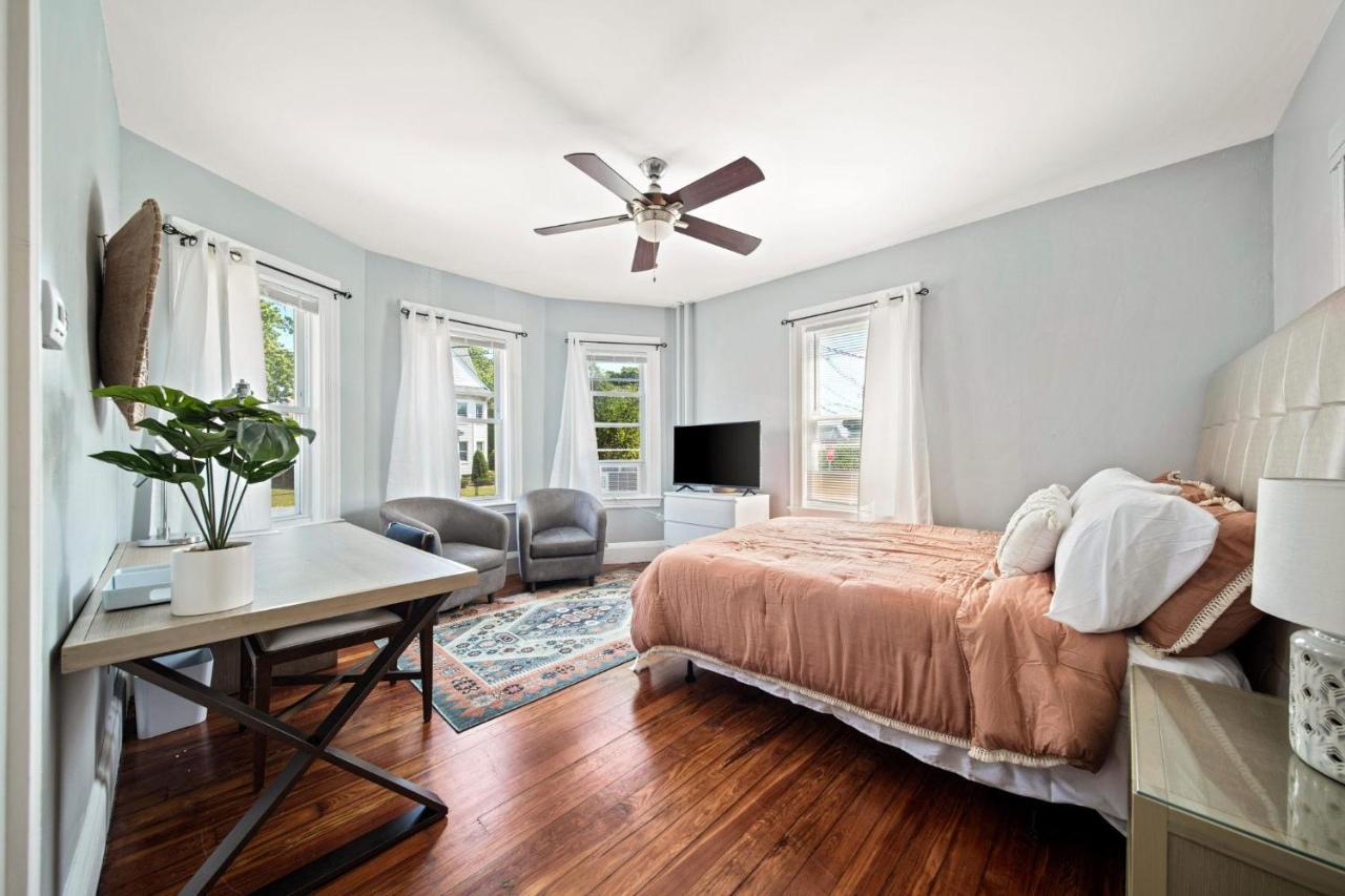 Cozy Up In 5br Near Charming Oak Square *