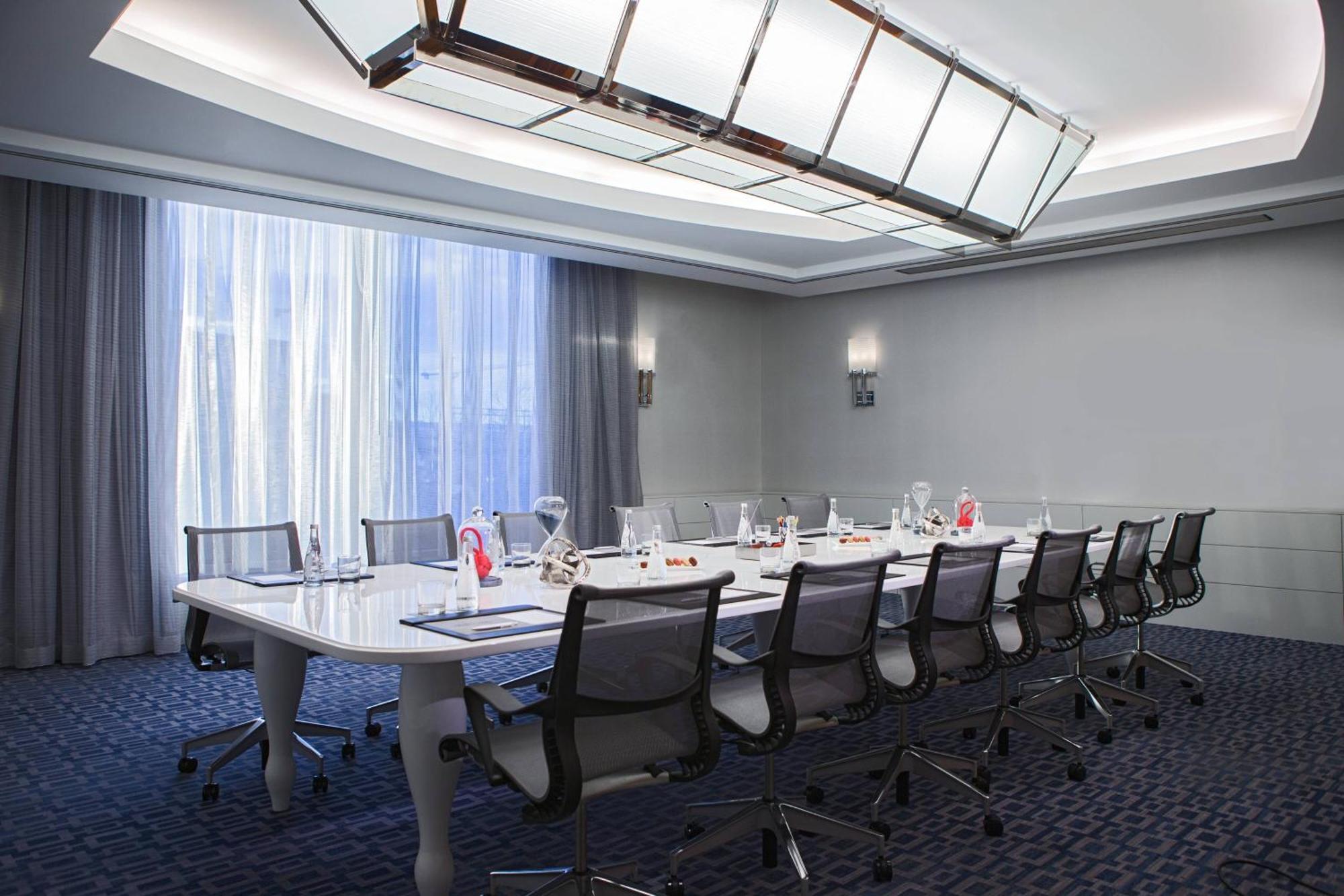 Hotel Renaissance Seaport District 4*