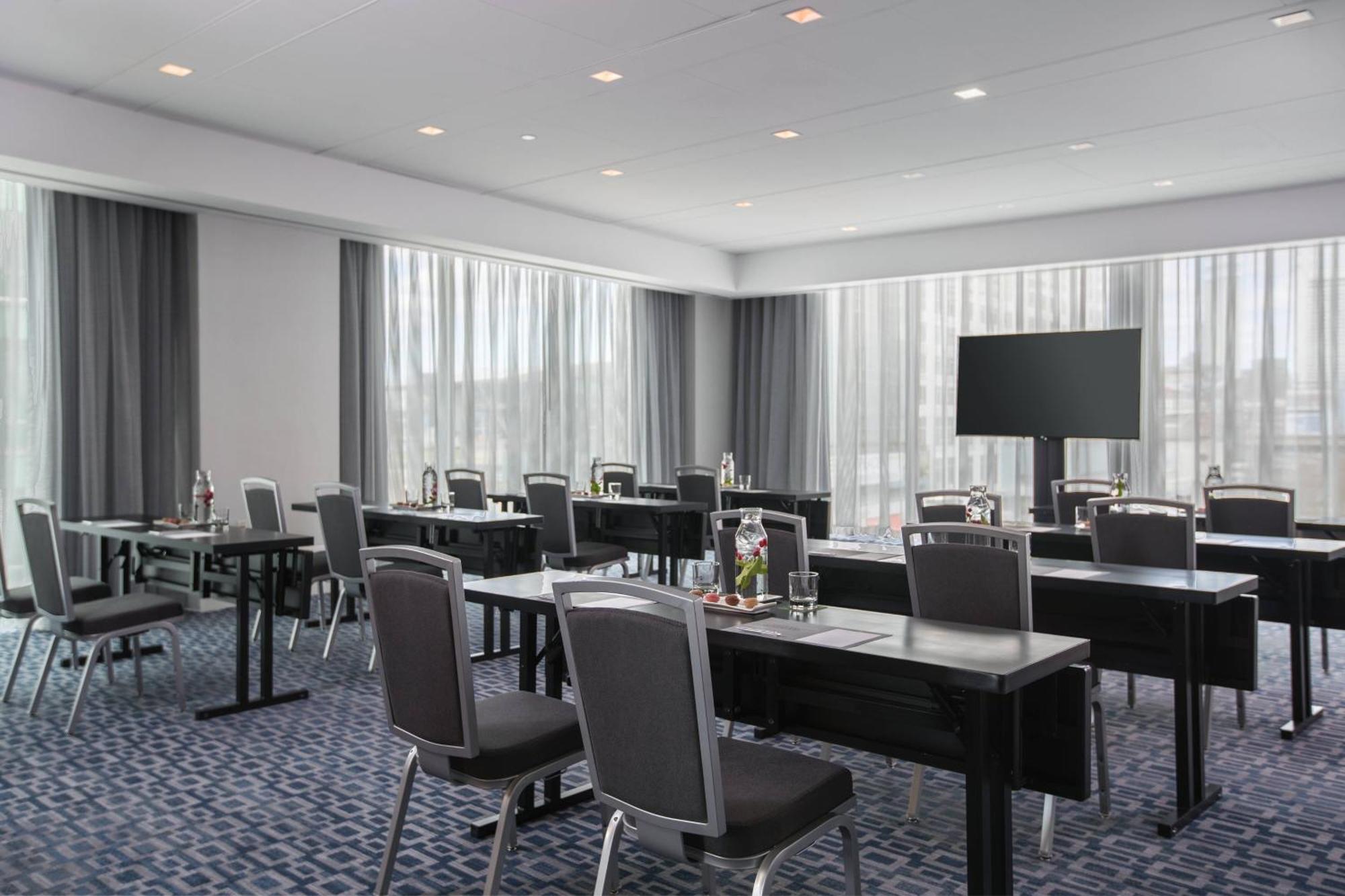 Renaissance Seaport District Hotel 4*