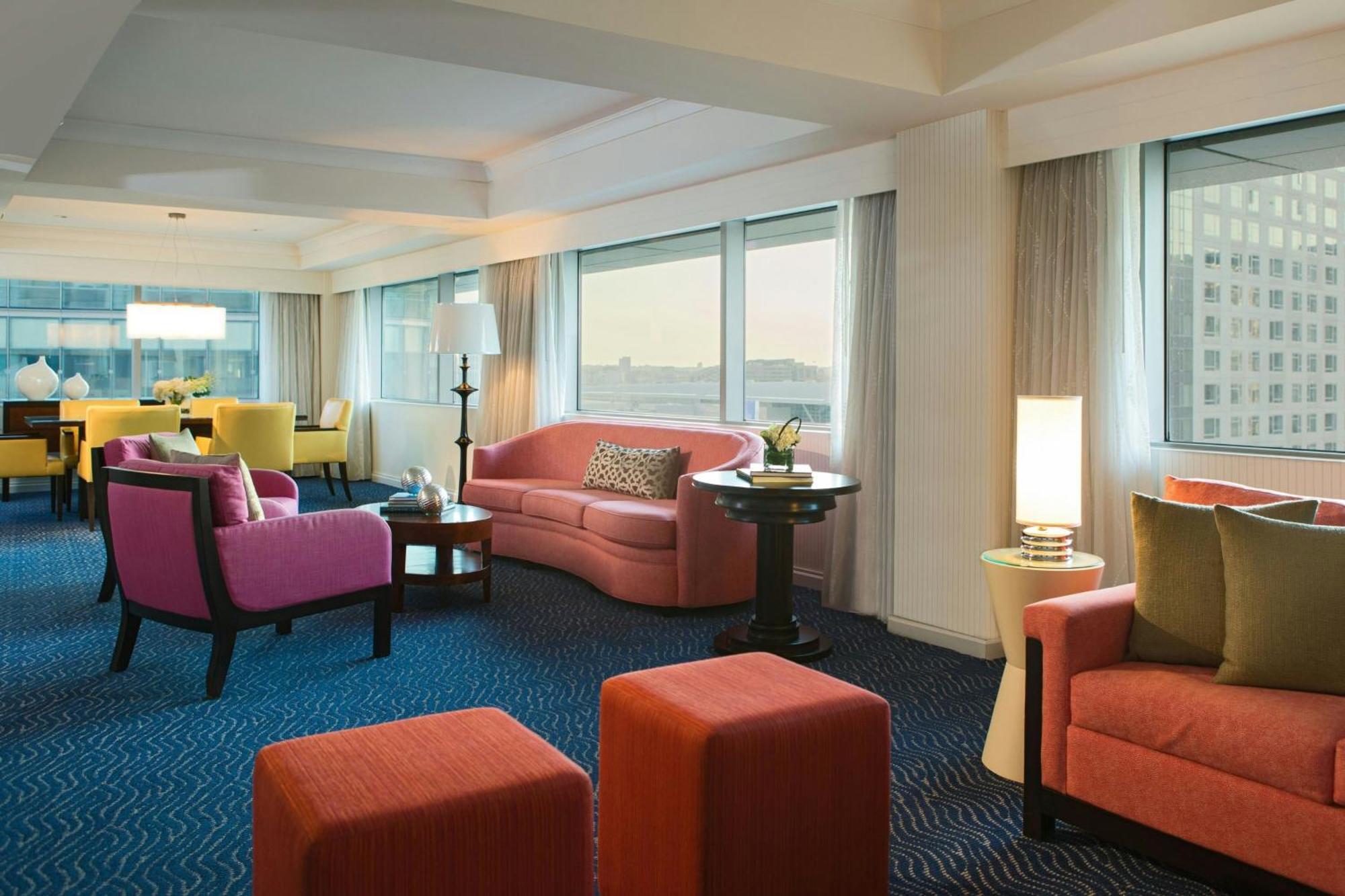 Renaissance Seaport District 4*