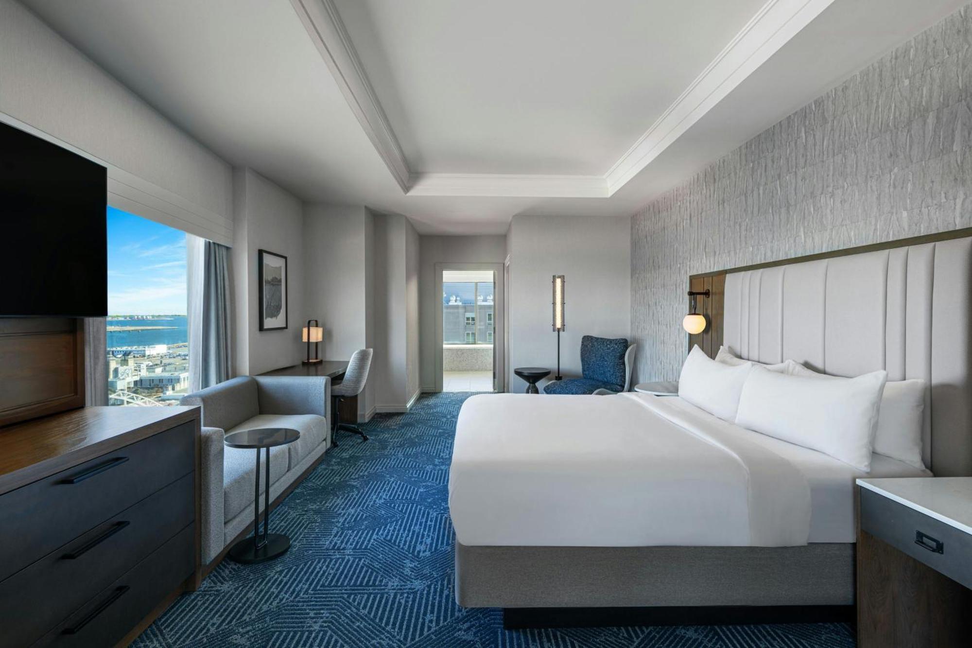 Renaissance Seaport District 4*