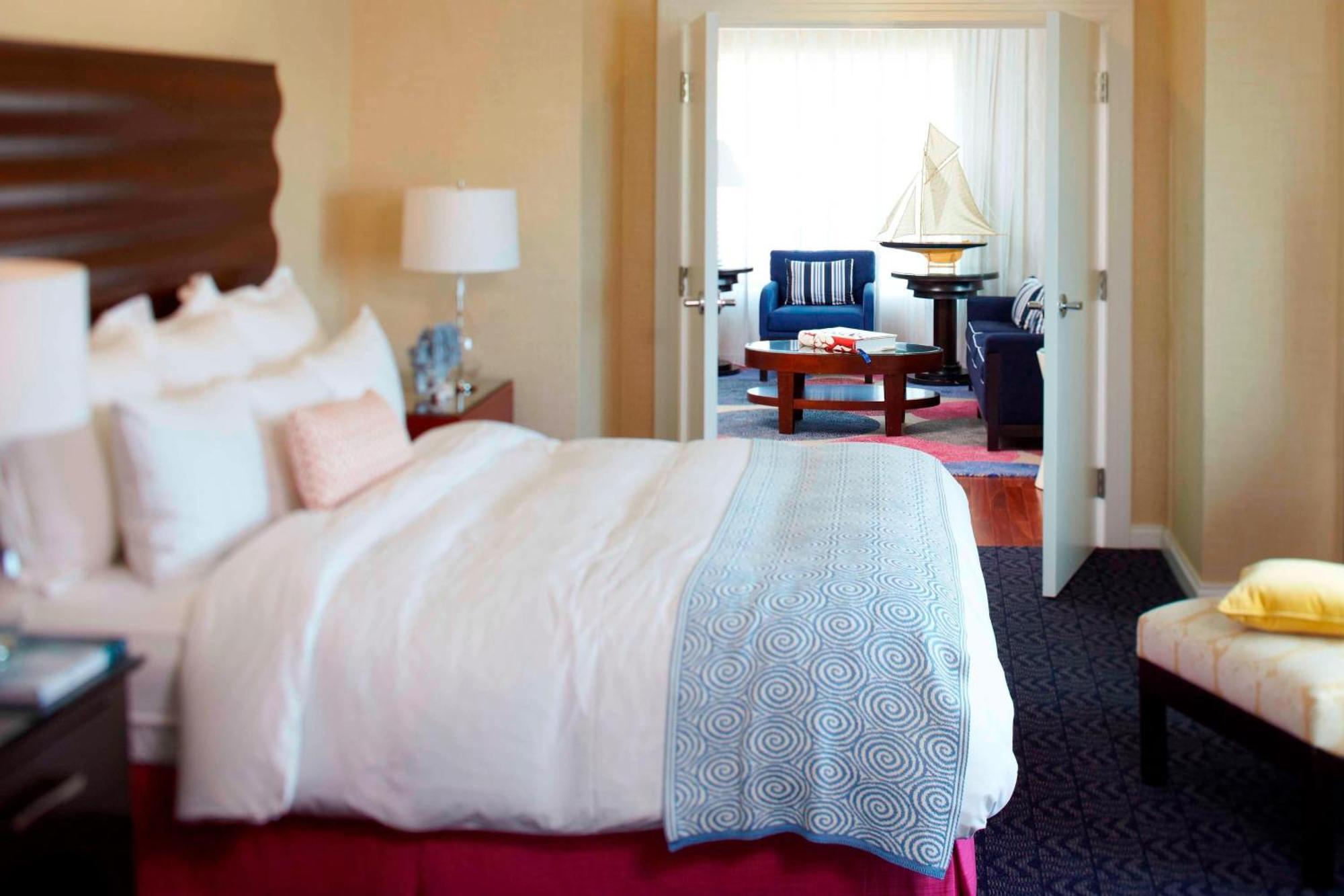 Renaissance Seaport District Hotel 4*