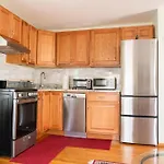 Beautiful Apartment-5 Beds-Full Kitchen-Parking-Super Clean!