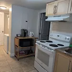 Brighton Apartment Sleeps 3 - Steps To Bus Line