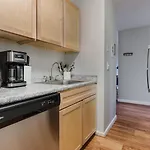 Blueground Longwood 2Bd Apartment Bos-1111