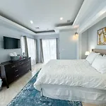 Renovated 3B, 2Ba, Skyline View, Laundry, Cen Air