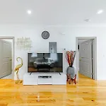 82 Newly Renovated, Luxury Apt In Boston