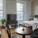 Airy Studio In Downtown Crossing