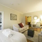 Charming Studio In Back Bay By Sonder