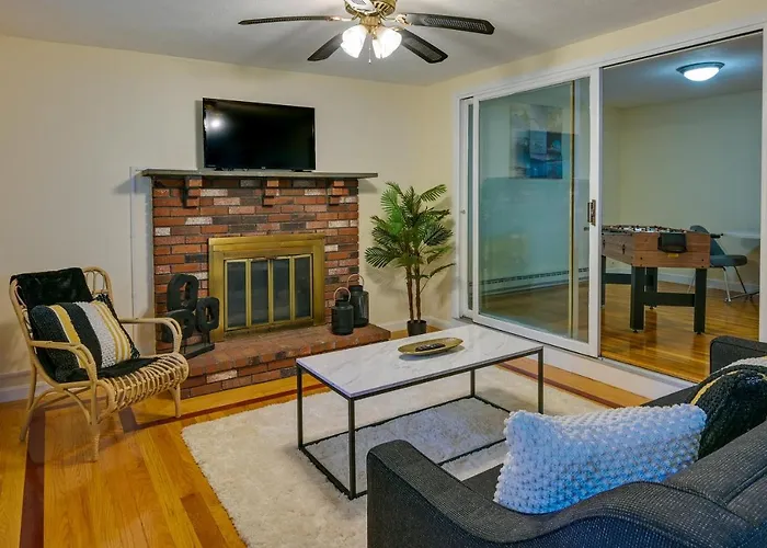Boston Duplex With Foosball Table 11 Mi To Downtown