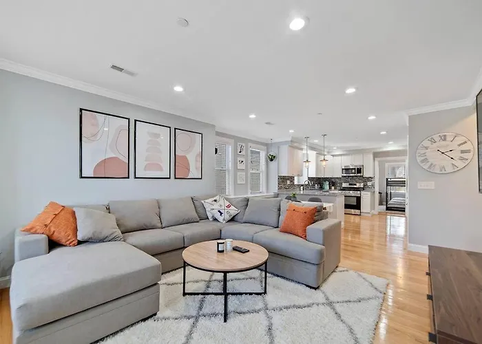 Modern Luxury Steps From Zoo & Golf Course