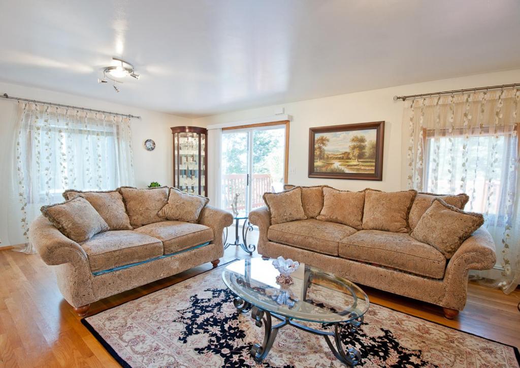 Beautiful Apartment-5 Beds-full Kitchen-parking-super Clean! *