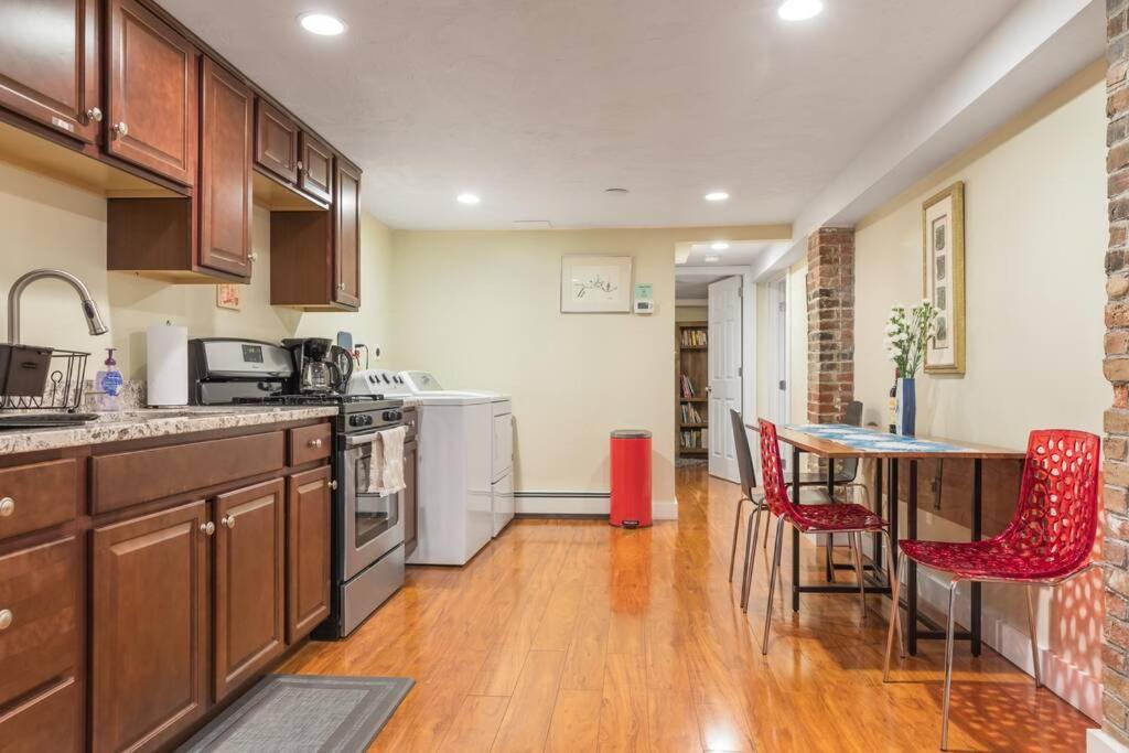 Apartment Parking - Private Entrance - King Beds *