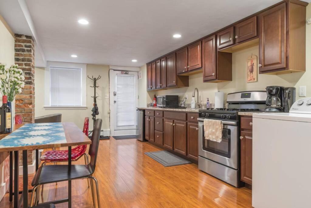 Parking - Private Entrance - King Beds Apartment
