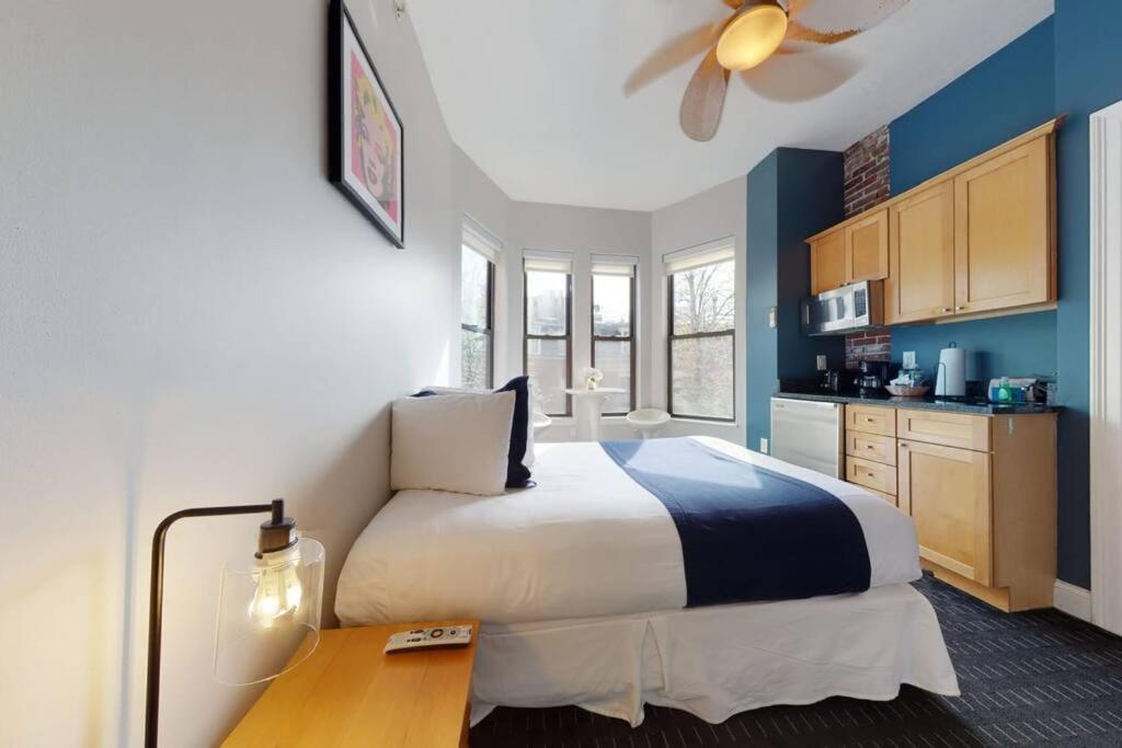 Centrally Located In The Southend, #25 *