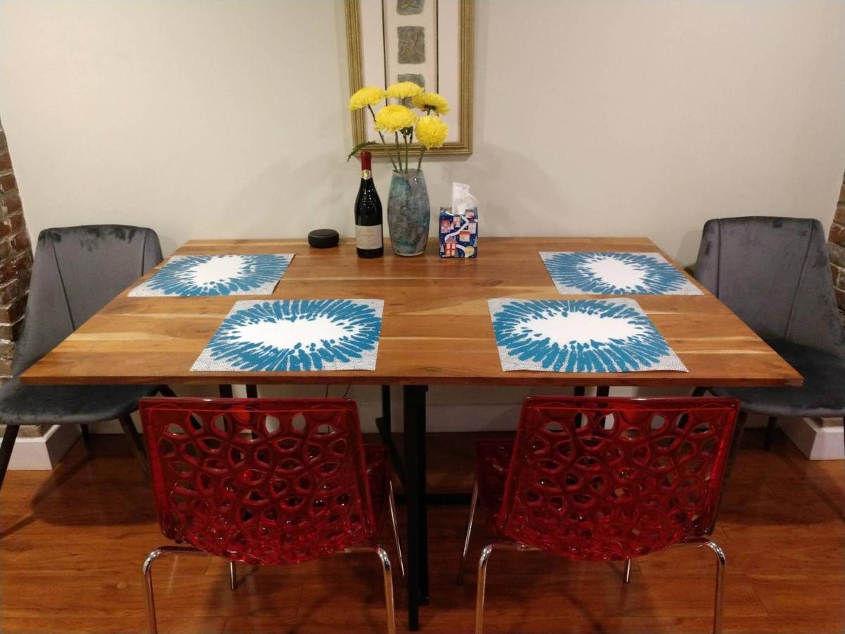 Parking - Private Entrance - King Beds Apartment *