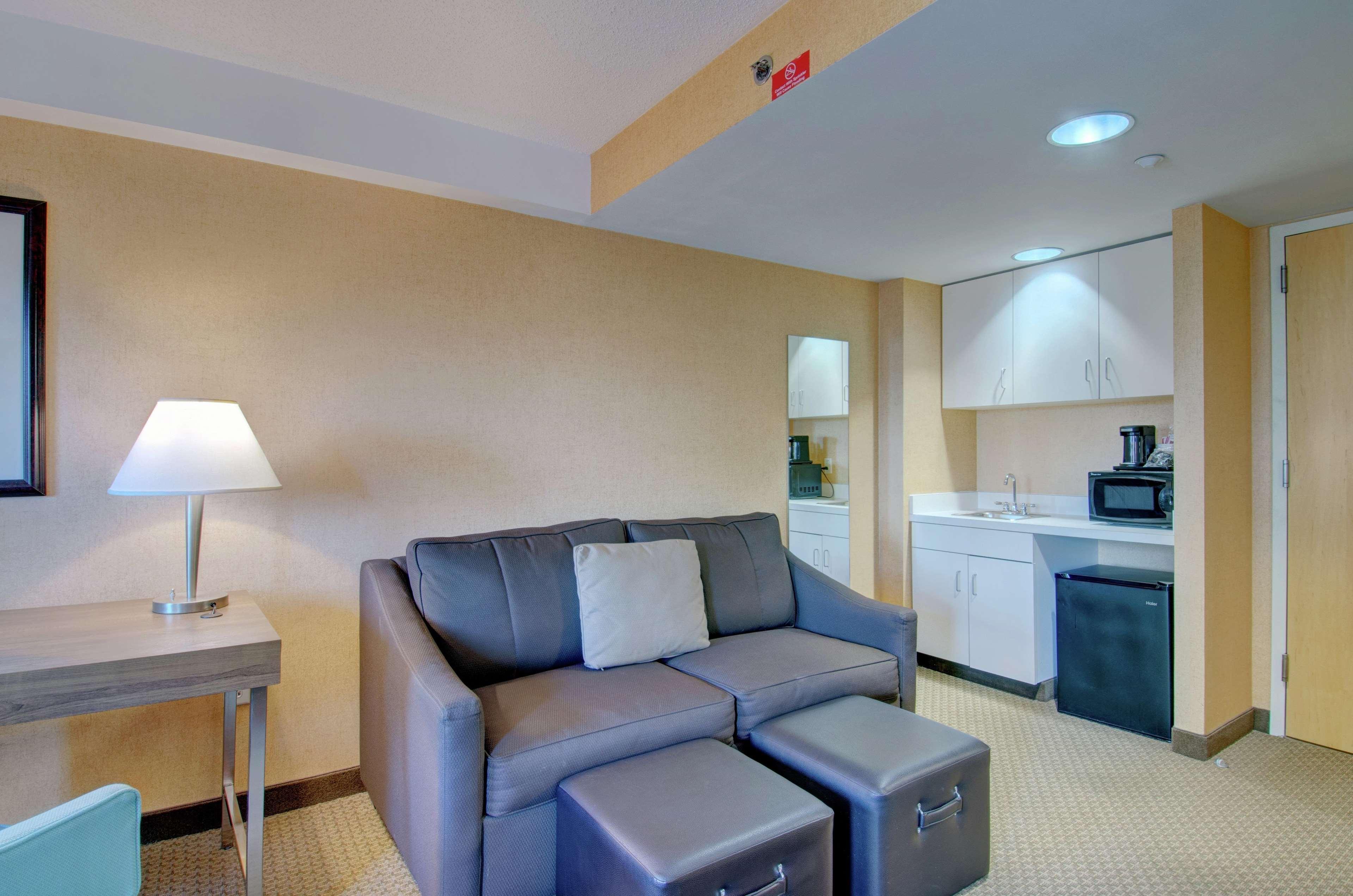 Hampton & Crosstown Center Hotel 3*
