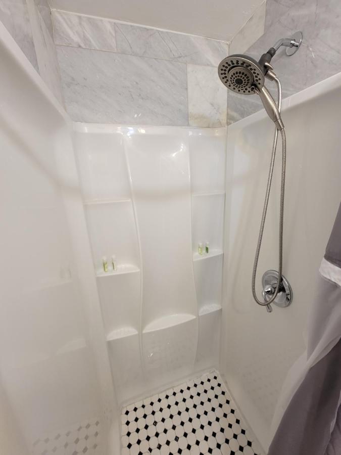 Comfy And Chic Apartment! Free Parking Apartment
