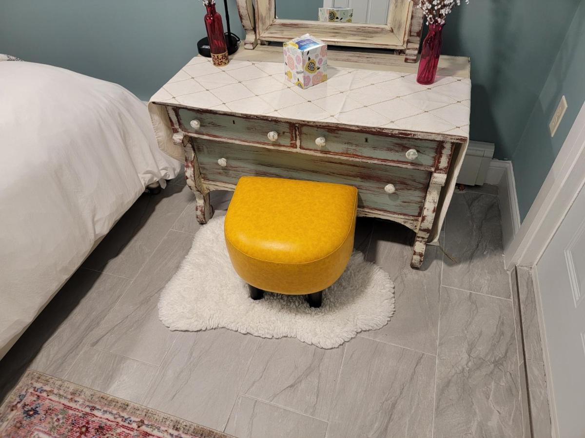 Comfy And Chic Apartment! Free Parking *