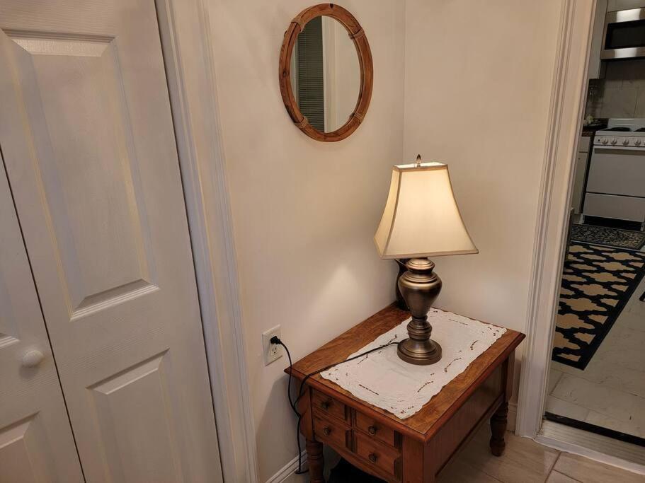 Comfy And Chic Apartment! Free Parking Apartment