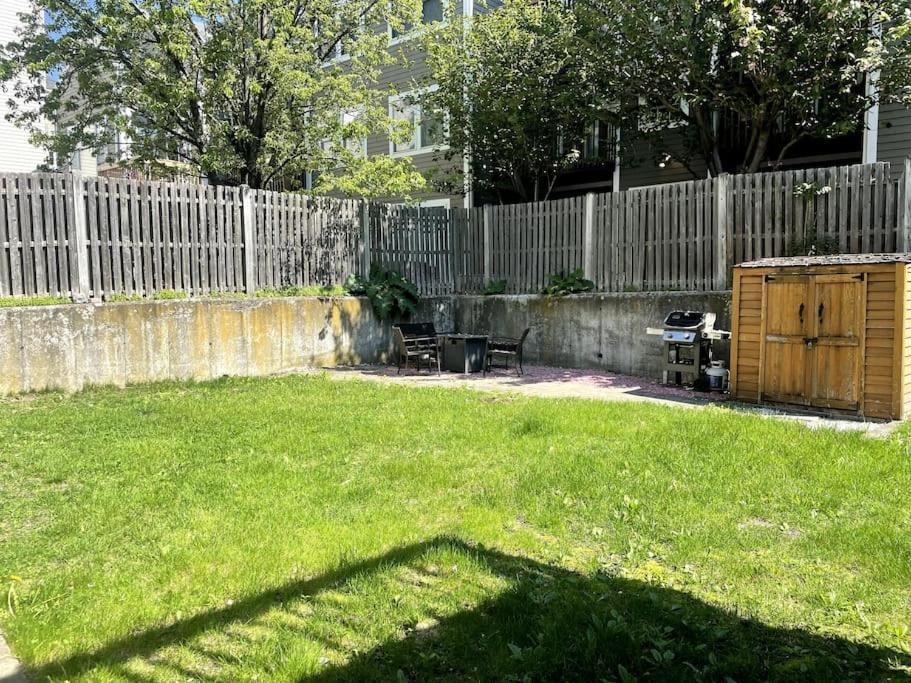 Lovely Two Bedroom In South Apartment *