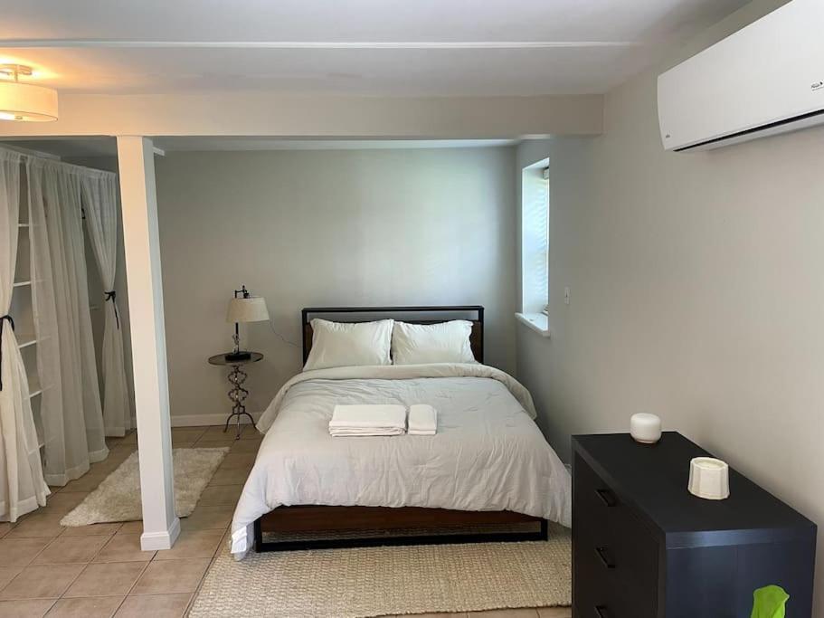 Lovely Two Bedroom In South Apartment *
