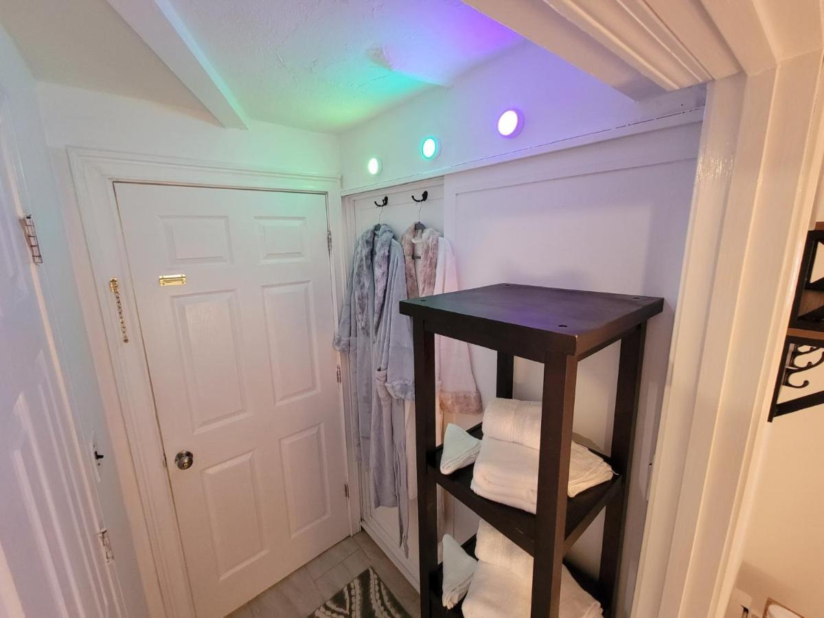 Comfy And Chic Apartment! Free Parking Apartment