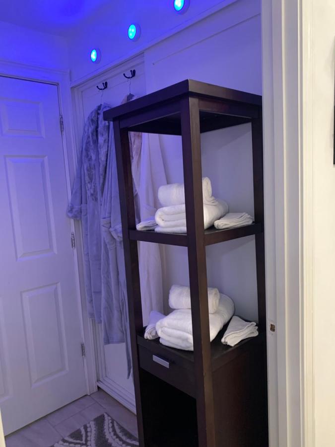 Comfy And Chic Apartment! Free Parking *