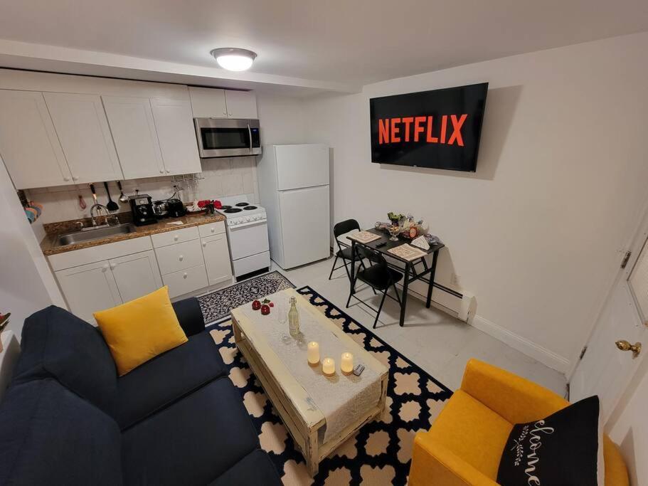 Comfy And Chic Apartment! Free Parking *