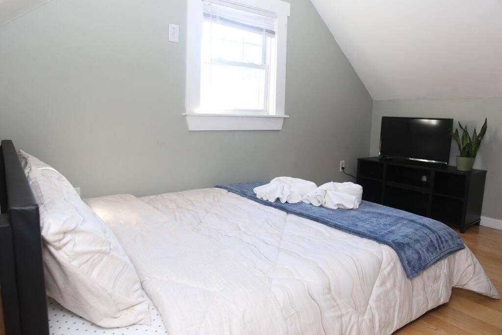 Apartment Renovated 4br3ba Escape - Near Public Transportation Boston