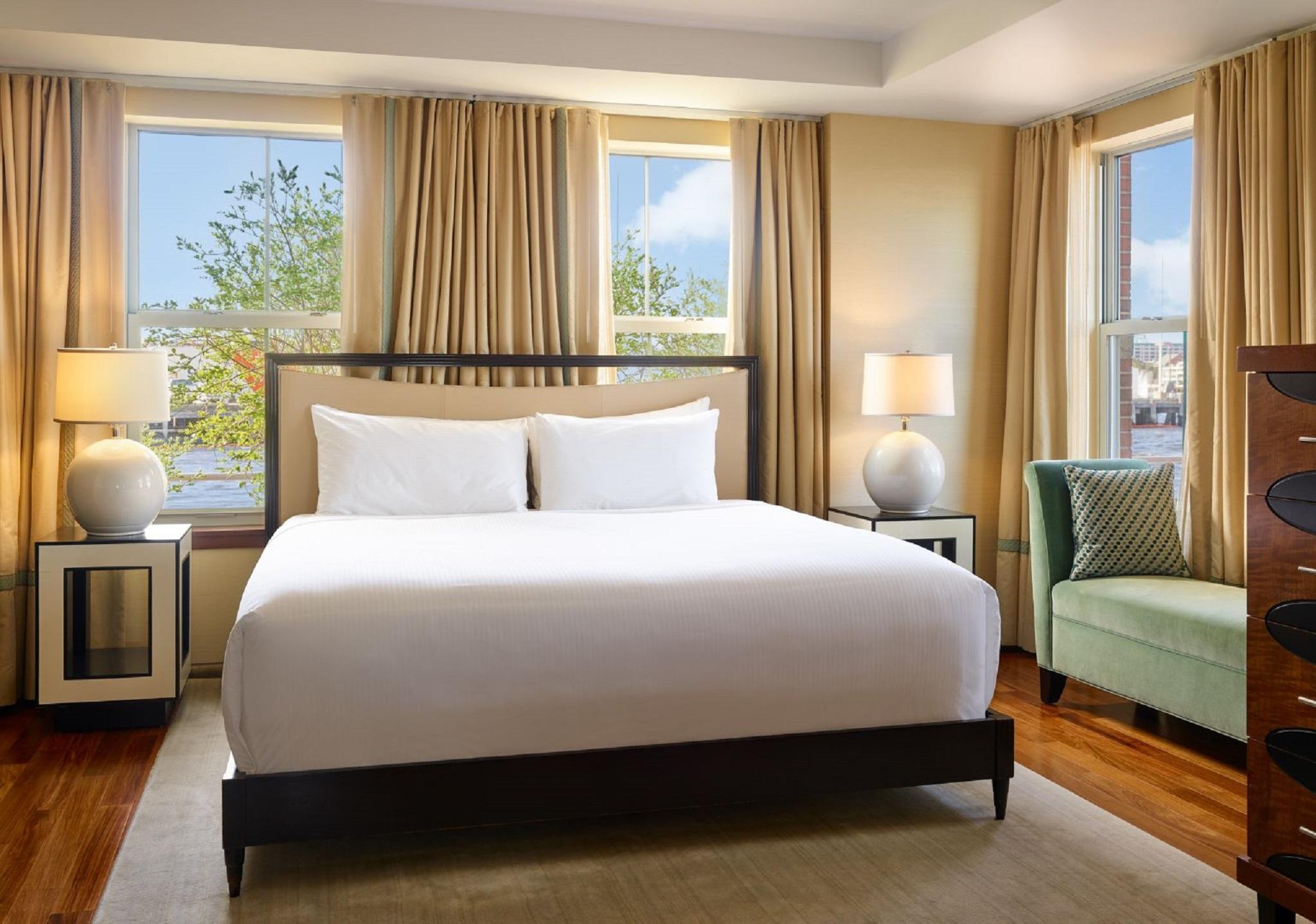 Battery Wharf Hotel, Waterfront