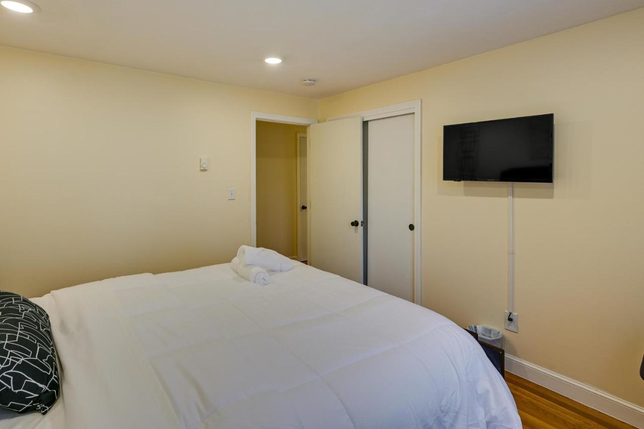 Duplex With Foosball Table 11 Mi To Downtown Apartment *