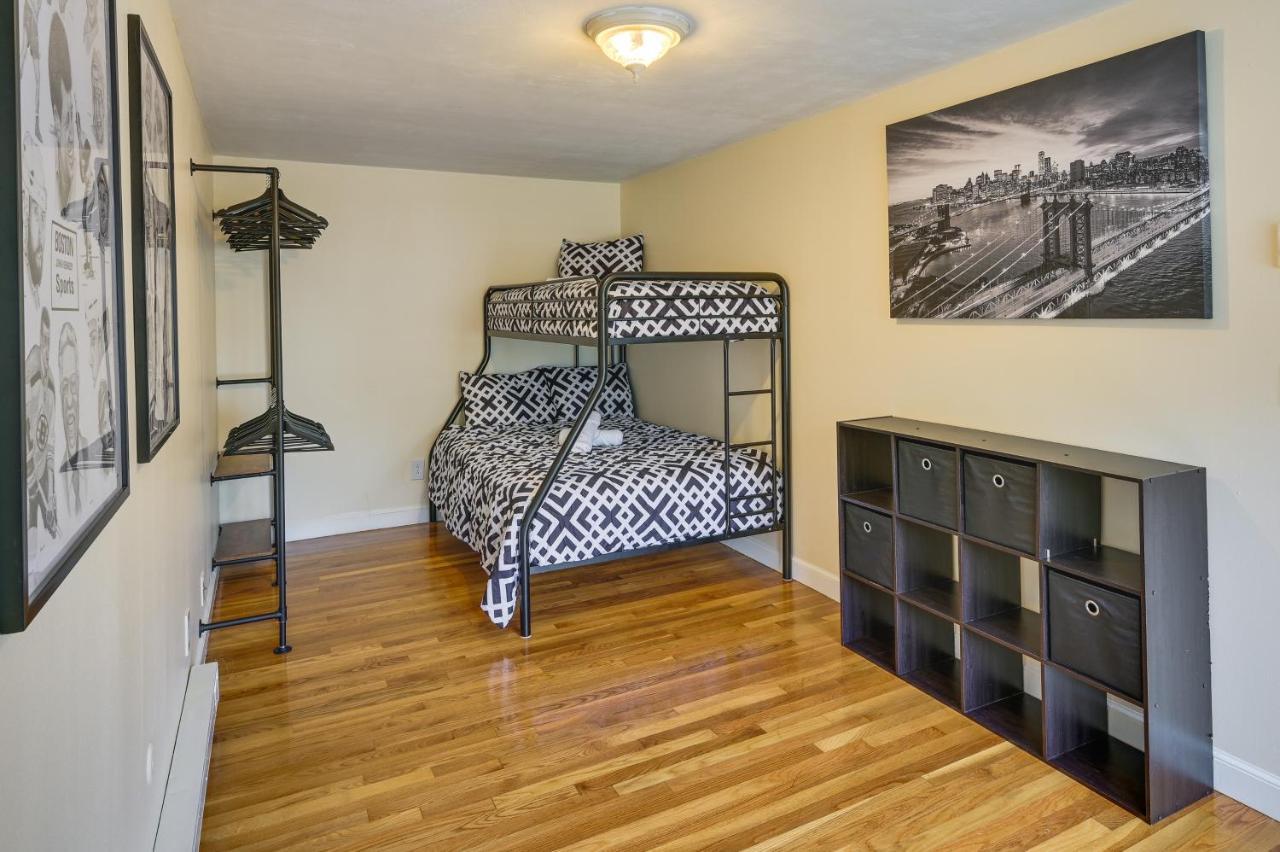Duplex With Foosball Table 11 Mi To Downtown Apartment Boston