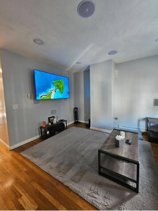 Apartment Newly Renovated -2 Bedroom *