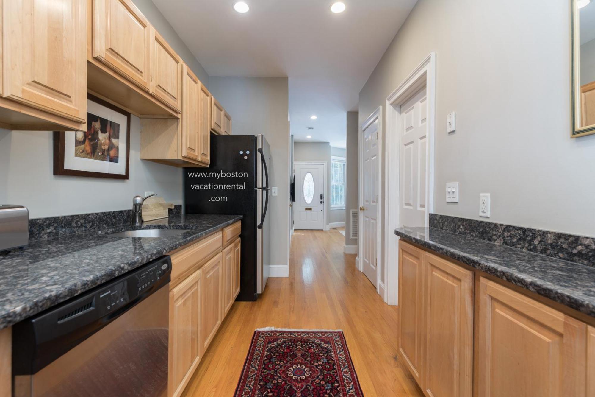 Sunny Convenient W/ Private Patio! Easy Walk To Everything!