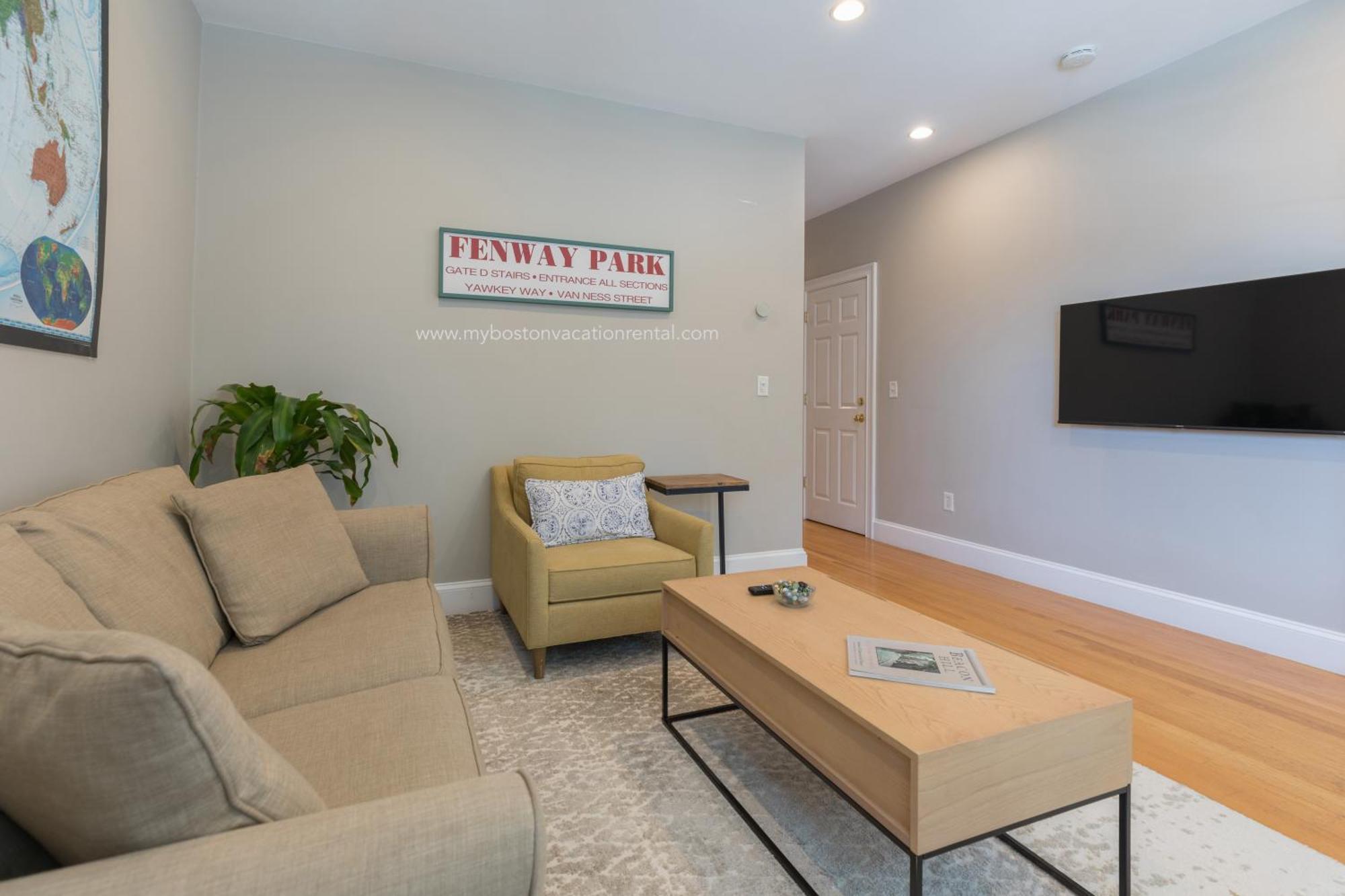 Sunny Convenient W/ Private Patio! Easy Walk To Everything! Boston