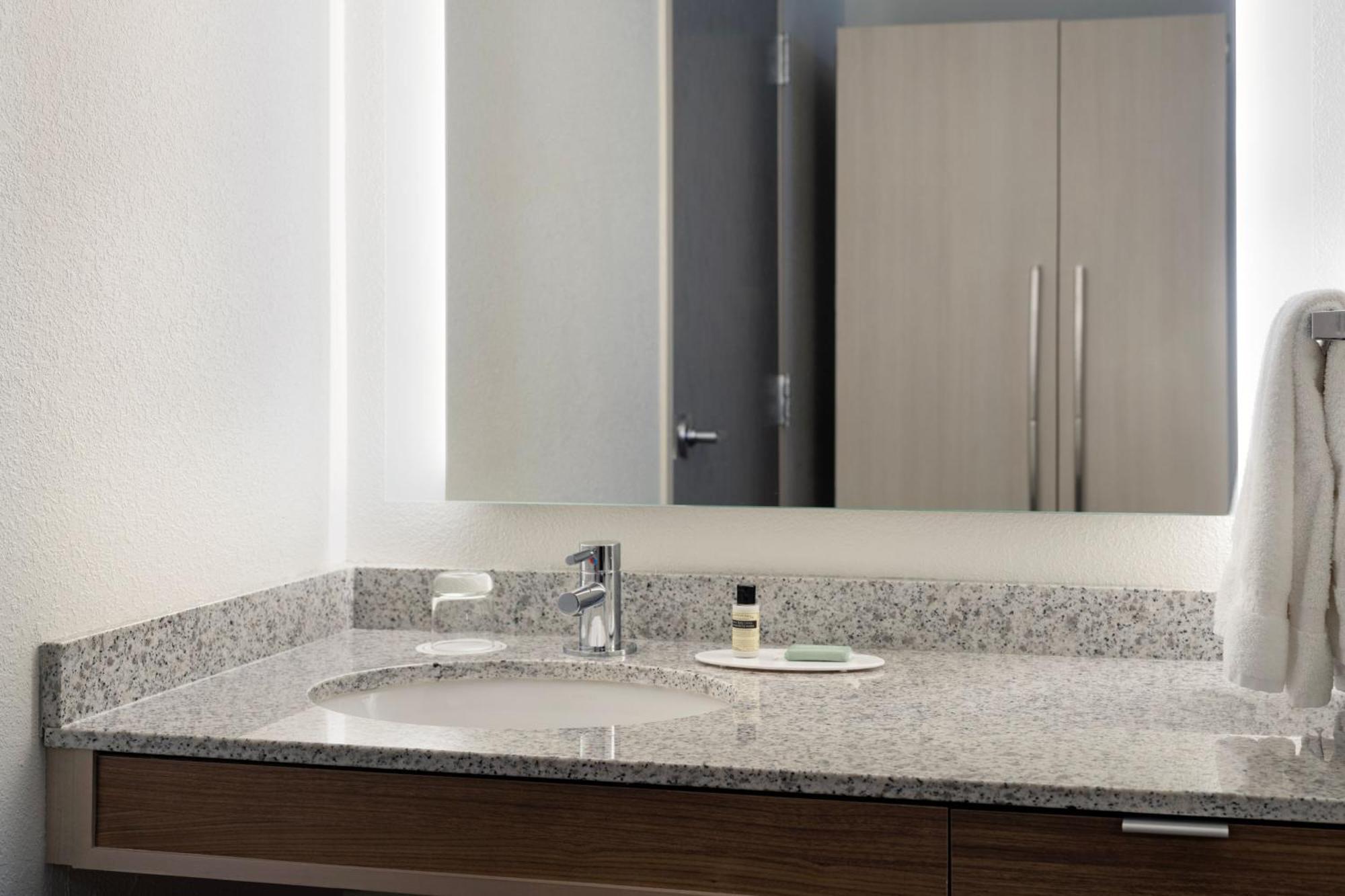 By Marriott Downtown Seaport Hotel 3*