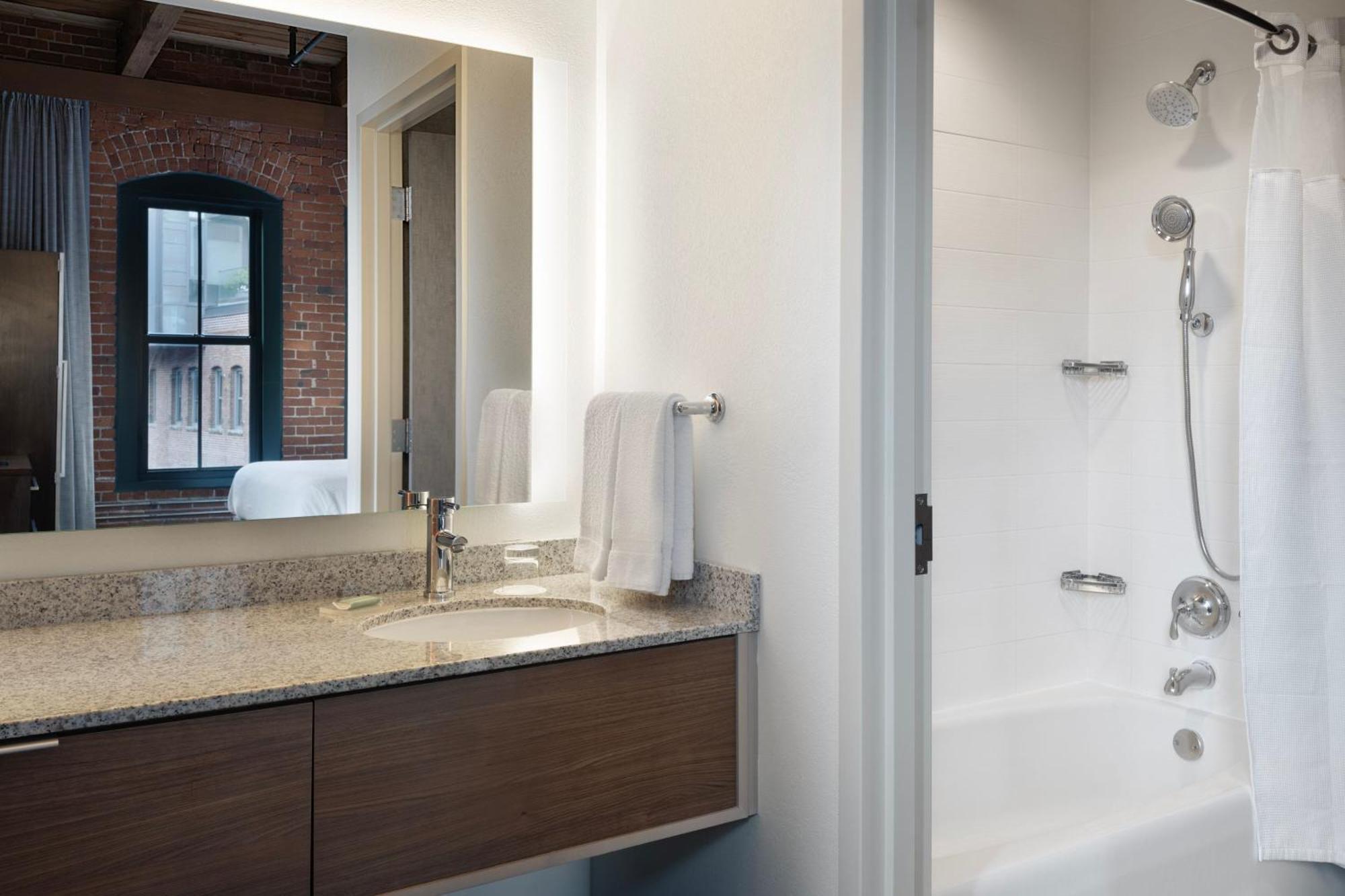 Hotel By Marriott Downtown Seaport 3*