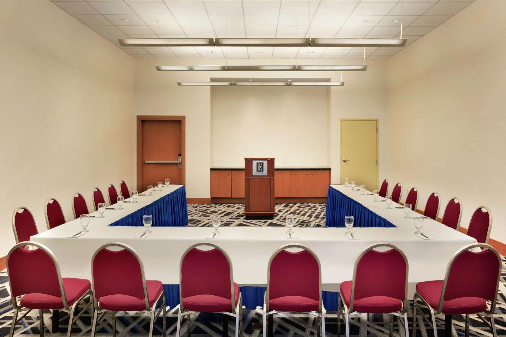 Hotel Embassy At Logan Airport 3*