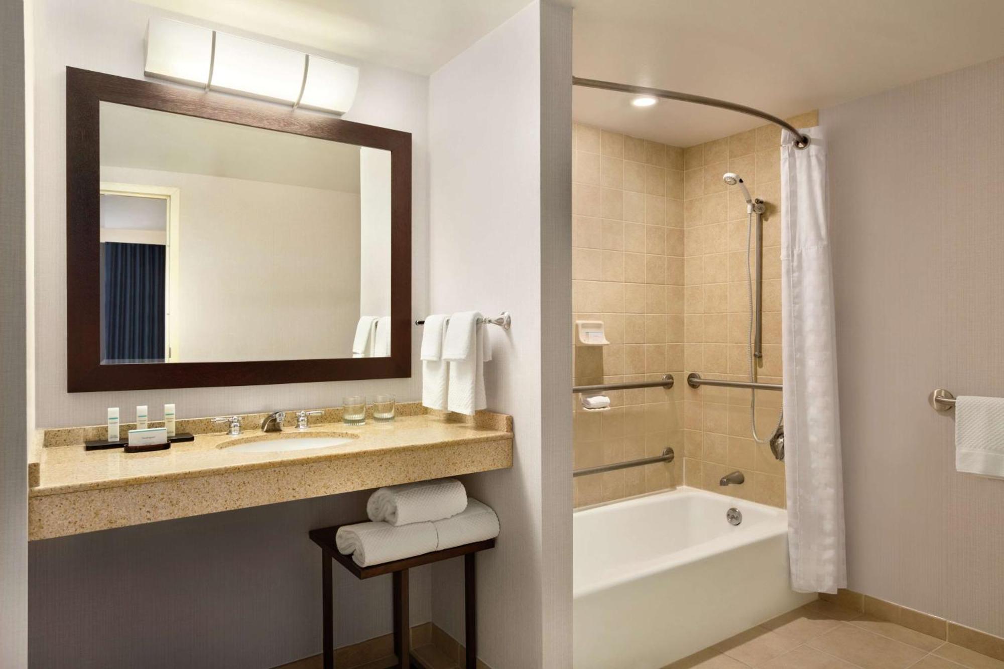 Hotel Embassy At Logan Airport
