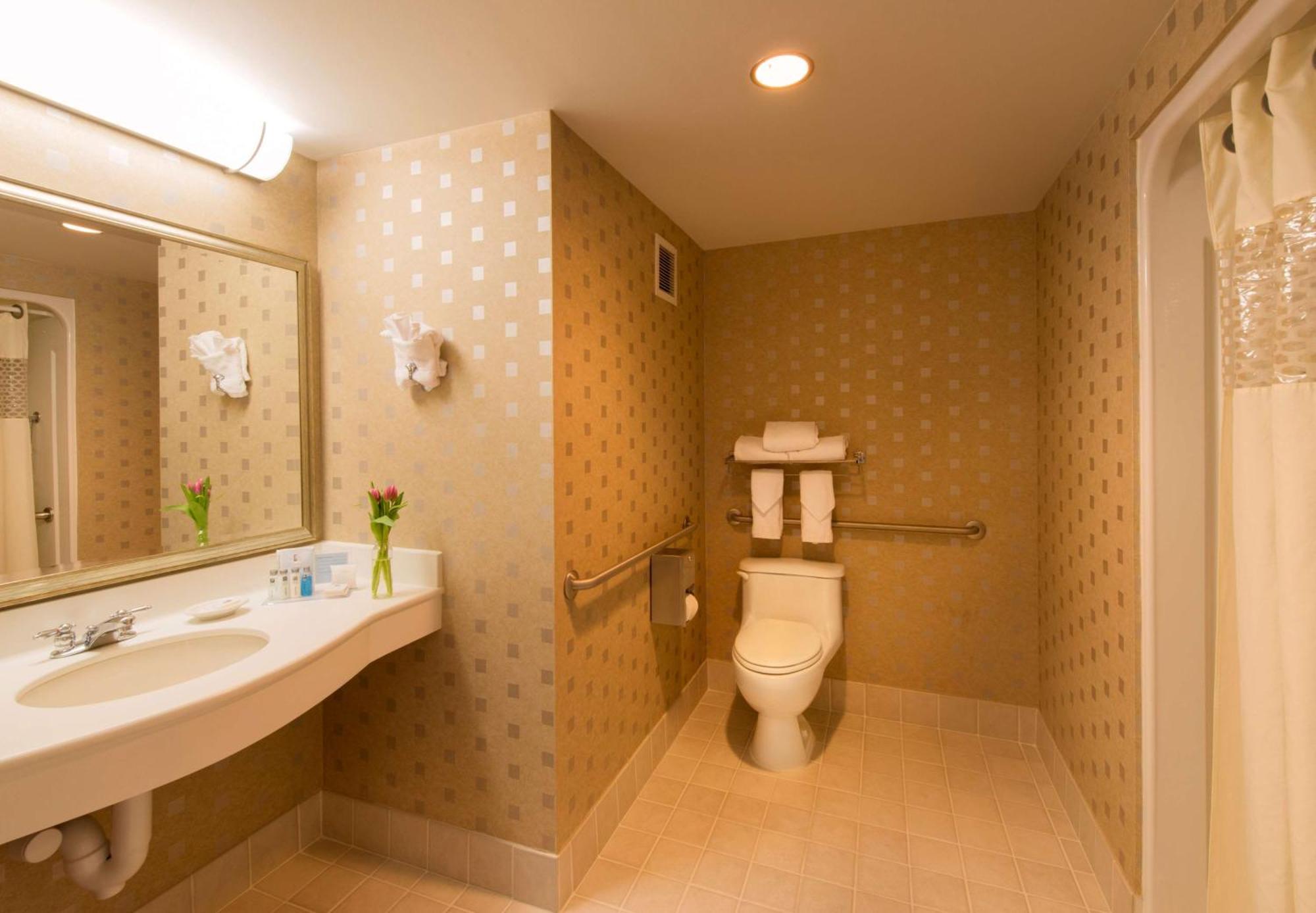 Hampton & Crosstown Center Hotel 3*