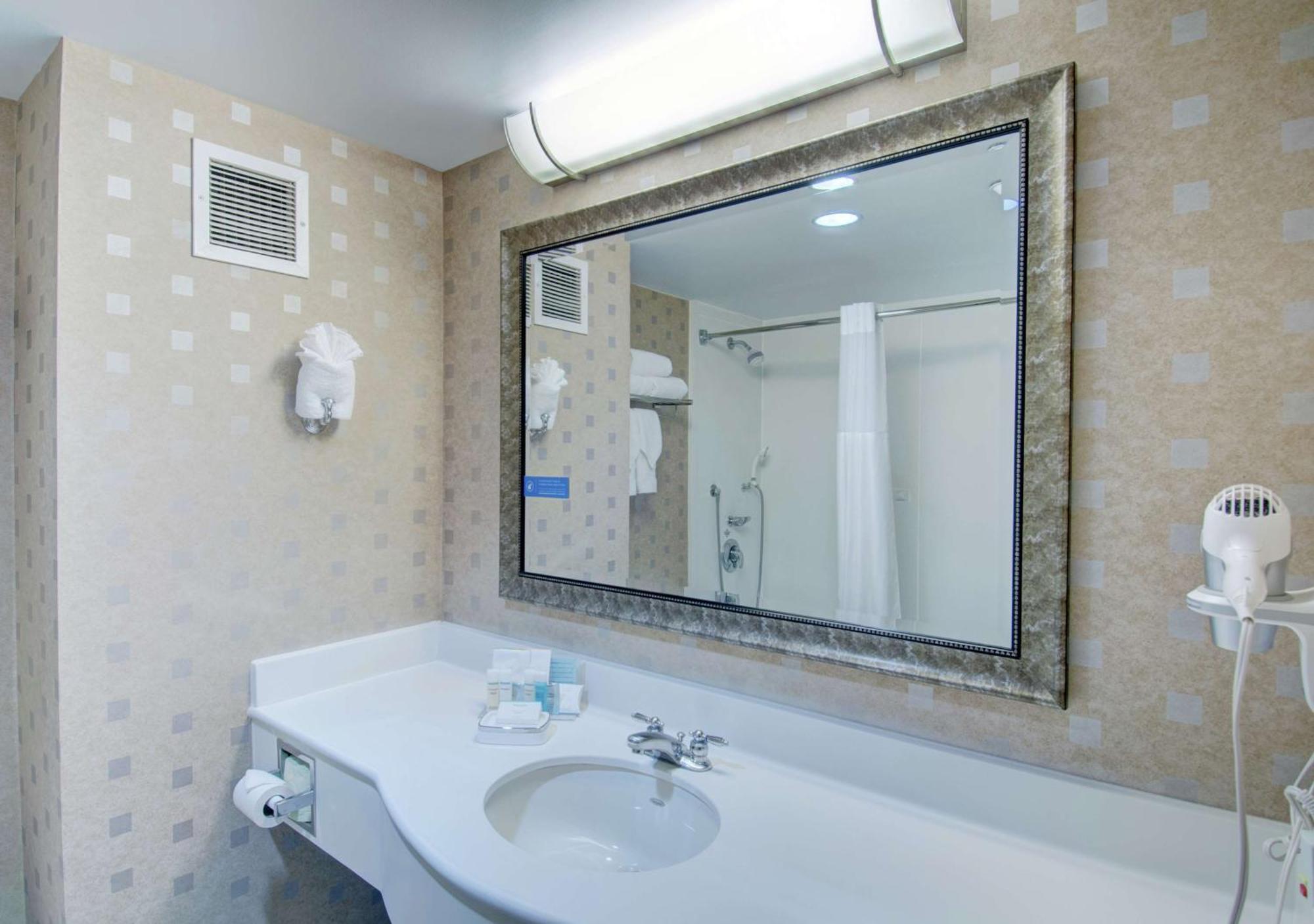 Hampton & Crosstown Center Hotel 3*