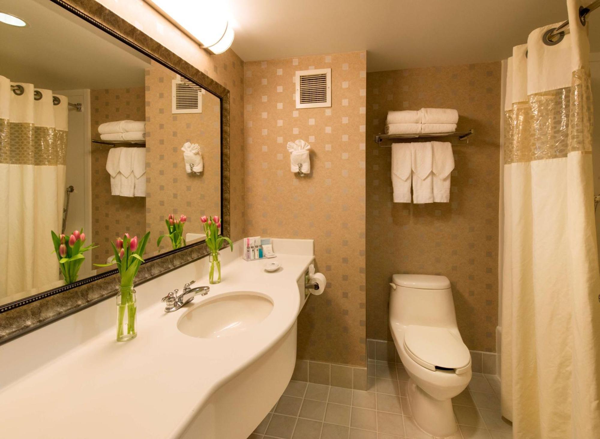 Hampton & Crosstown Center Hotel 3*