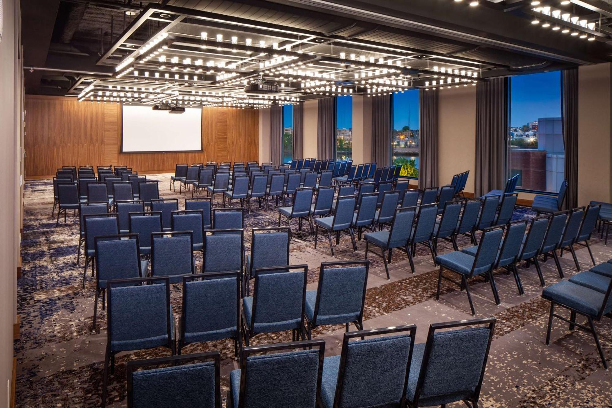 Hampton Seaport District Hotel Boston