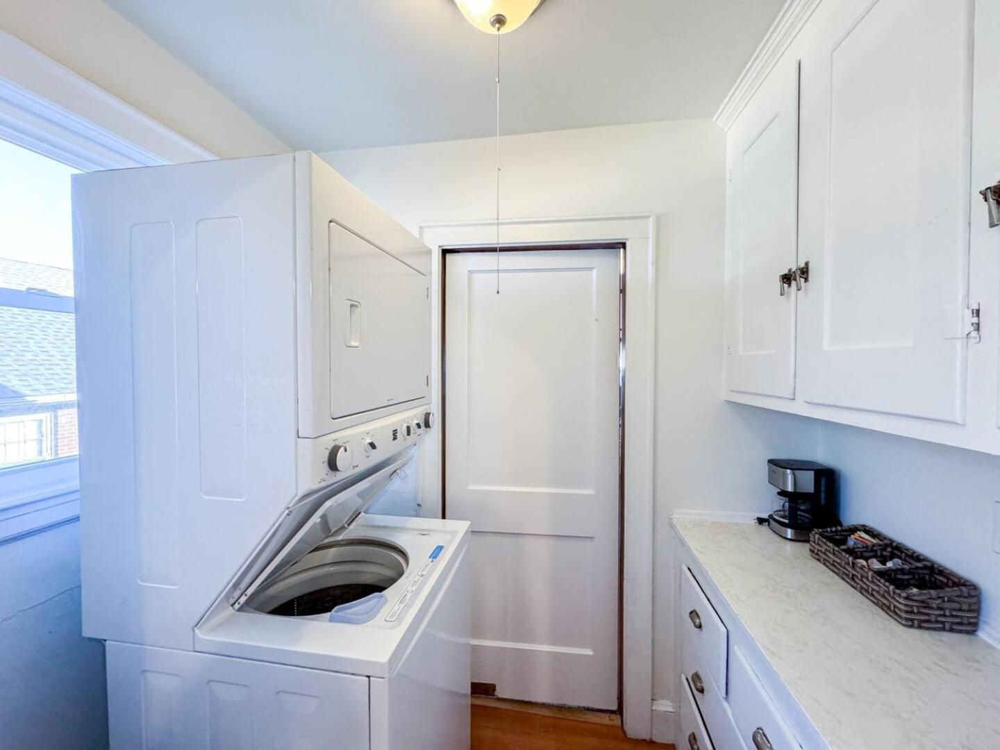 Spacious 3 Bed, In Unit Laundry, Air * Boston
