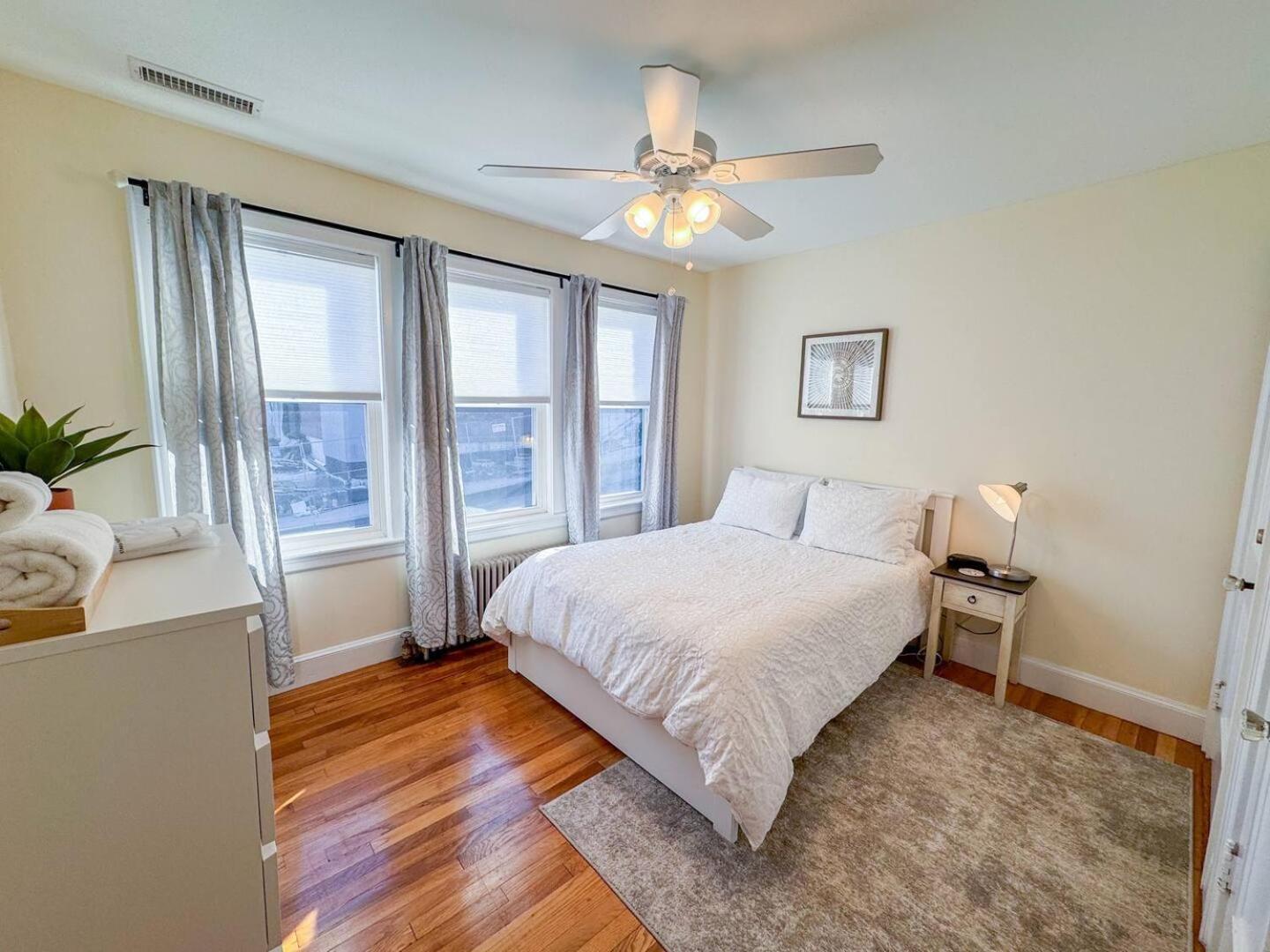 Spacious 3 Bed, In Unit Laundry, Air Apartment Boston
