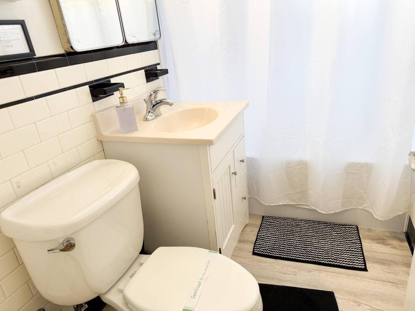 Spacious 3 Bed, In Unit Laundry, Air Apartment *