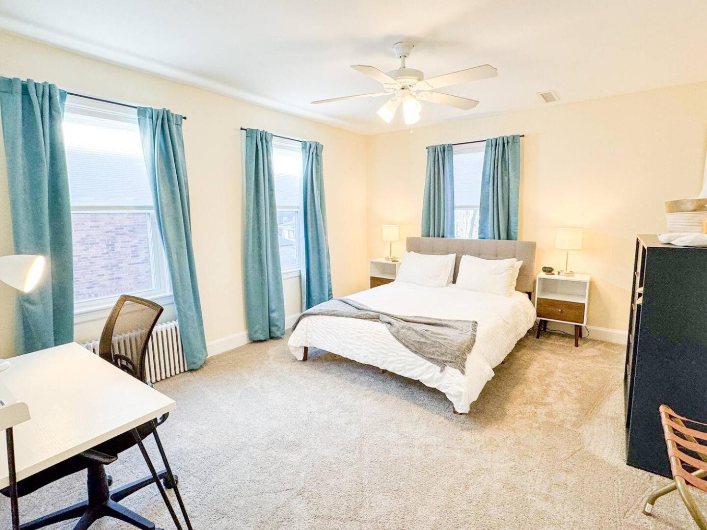 Apartment Spacious 3 Bed, In Unit Laundry, Air *