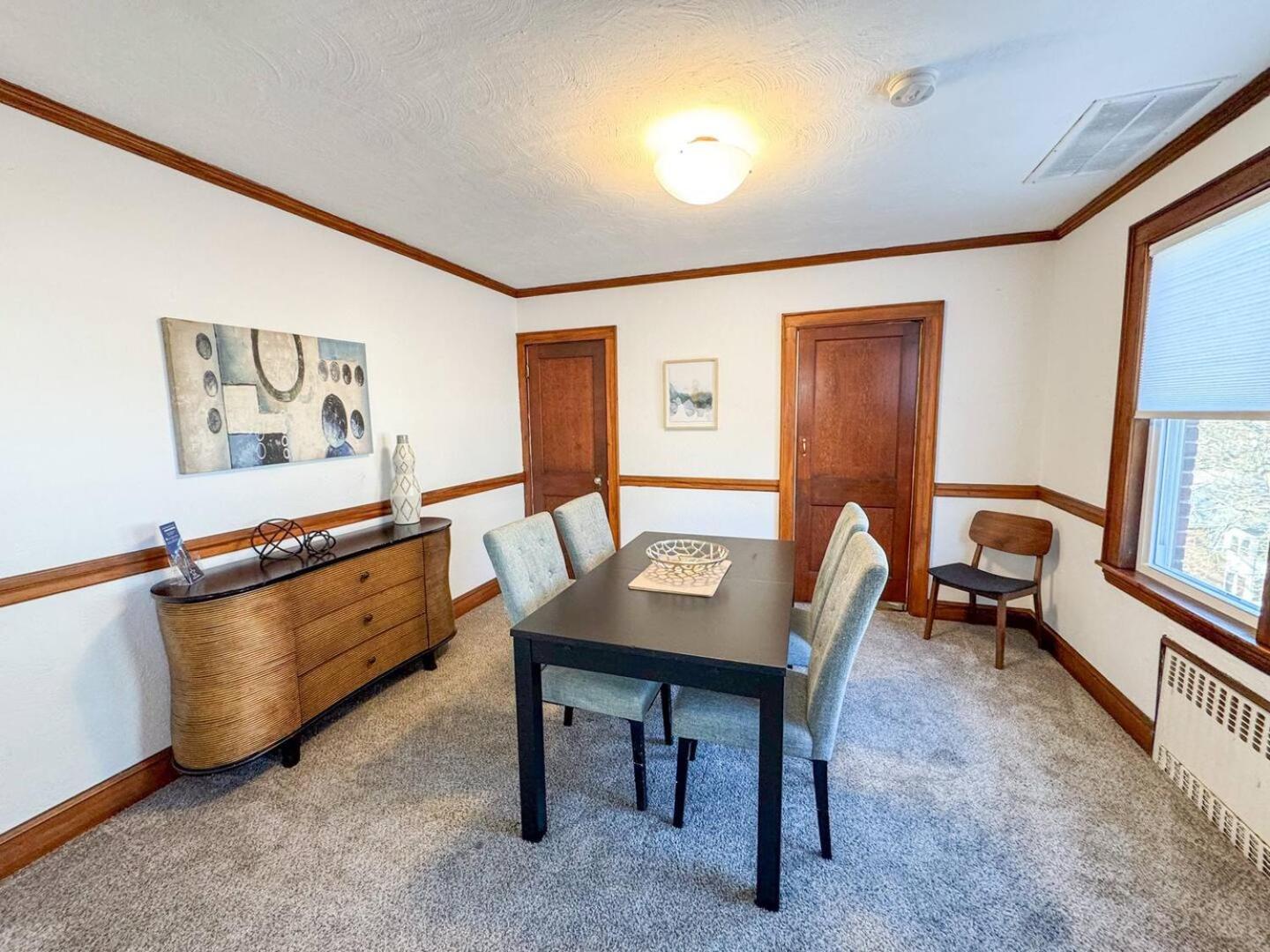 Spacious 3 Bed, In Unit Laundry, Air Apartment *