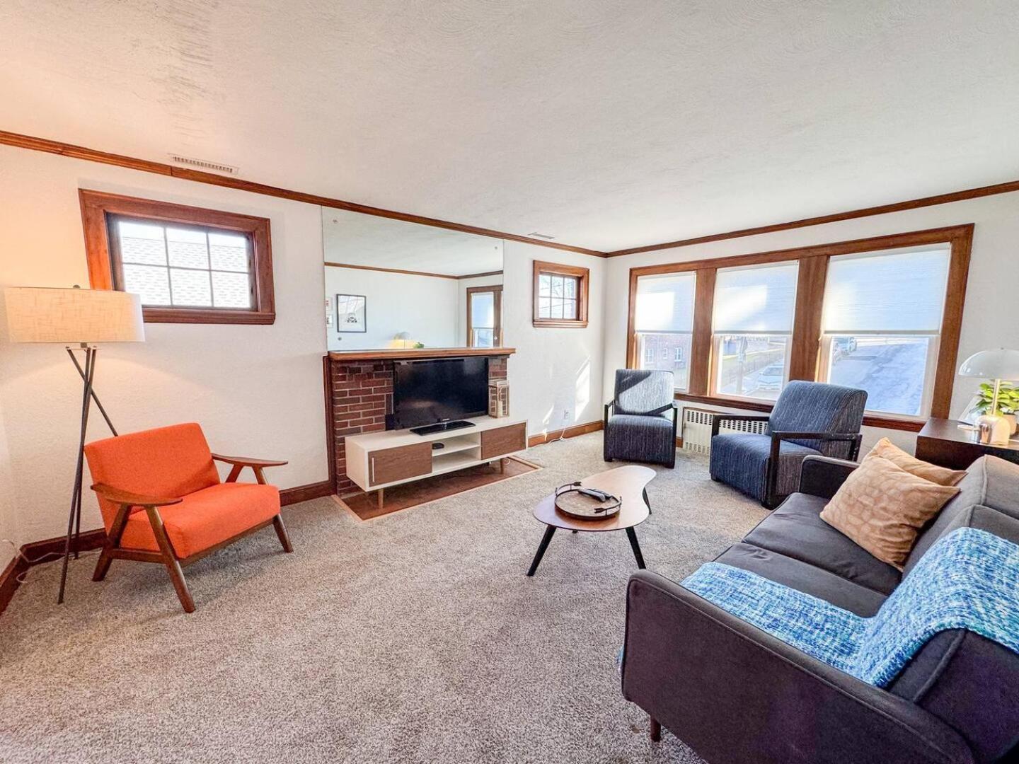 Spacious 3 Bed, In Unit Laundry, Air